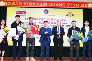 Tác giả Nguyễn Văn Công (thứ hai từ trái sang) nhận giải trong cuộc thi của tạp chí Đồ uống.