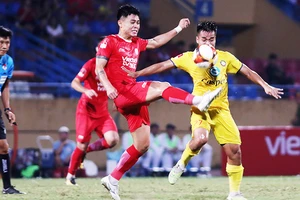 Pha bóng trong trận Viettel gặp Thanh Hóa tại vòng 2 V.League. Ảnh: LÊ MINH