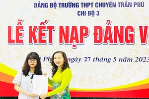 Trao Quyết định kết nạp đảng viên cho học sinh Phạm Bích Ngọc, Trường THPT chuyên Trần Phú.