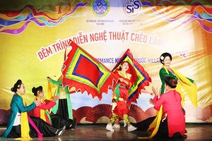 Tiết mục “Ván cờ tiên” do các nghệ nhân làng Khuốc (xã Phong Châu, huyện Đông Hưng, Thái Bình) biểu diễn. Ảnh: VNU - SIS