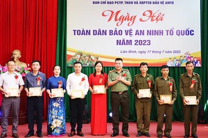 Công an tỉnh tặng Giấy khen cho những cá nhân tiêu biểu, lực lượng tham gia Bảo vệ an ninh trật tự ở cơ sở tại UBND xã Liên Minh,Võ Nhai năm 2023.