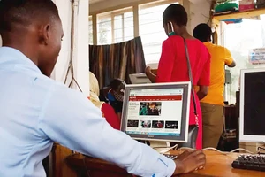 Truy cập internet vẫn còn khó khăn tại châu Phi. Ảnh: AFP