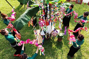 Then Kin Pang được coi là lễ hội lớn nhất của bà con đồng bào Thái. 