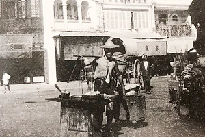 Một gánh phở dạo trên đường phố Hà Nội trước năm 1950. Ảnh: EFEO