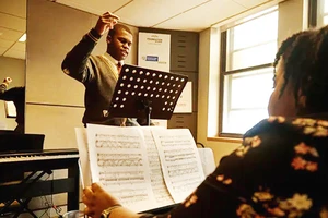 Mtala tập hát cùng giáo viên thanh nhạc trong khuôn khổ chương trình Foundation Studio. Ảnh: THE GUARDIAN