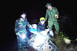 Đồn Biên phòng Ia Nan và lực lượng Cục Phòng, chống ma túy và tội phạm (Bộ Tư lệnh Biên phòng Việt Nam) bắt giữ một đối tượng có hành vi vận chuyển 100 kg pháo lậu. Ảnh: TTXVN