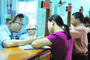 Người lao động làm bảo hiểm thất nghiệp tại trung tâm giới thiệu việc làm Hà Nội. 
