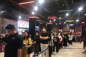 Khán giả xếp hàng dài chờ vào xem phim ở Trung tâm Chiếu phim quốc gia.