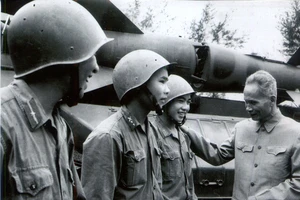 Thủ tướng Phạm Văn Đồng và các chiến sĩ tên lửa bảo vệ Thủ đô trước 12 ngày đêm Điện Biên Phủ trên không.