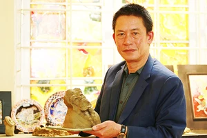 Nghệ nhân Đỗ Hữu Triết cùng mẫu gốm Đạt Ma tổ sư. 