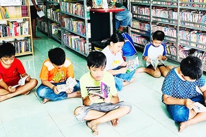 Trẻ con ấp Ràng rất thích đến đọc sách tại Thư viện mini cô Ba.