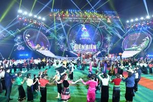 Nhân dân các dân tộc Điện Biên cùng du khách chung vui điệu xòe đoàn kết chào mừng Lễ khai mạc Năm Du lịch quốc gia - Điện Biên 2024.