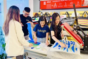 Hướng dẫn khách trải nghiệm làm túi thời trang từ nylon tái chế tại tiệm tạp hóa xanh Limart.