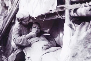 Chăm sóc thương binh tại Chiến dịch Điện Biên Phủ. Ảnh tư liệu