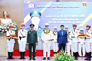 Thượng úy Minh Anh (ở giữa) nhận giải Gương mặt trẻ Công an tiêu biểu năm 2023.
