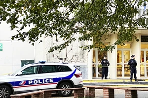Cảnh sát tại hiện trường vụ tấn công bằng dao ở Trường học Gambetta Carnot tháng 10/2023. Ảnh: AFP
