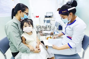 Cho trẻ tiêm vaccine phòng bệnh sởi là biện pháp ngừa bệnh hữu hiệu nhất.