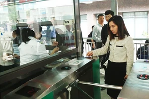 Từ tháng 11/2023, Hà Nội thí điểm hệ thống vé điện tử liên thông đa phương thức. Ảnh: DƯƠNG ĐẠT
