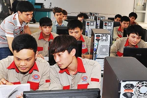 Đào tạo kỹ thuật công nghệ tại Trường cao đẳng Công nghệ cao Hà Nội. Ảnh: NAM HẢI