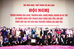 Các già làng, trưởng bản, nghệ nhân đến từ 63 tỉnh, thành phố tại lễ tuyên dương ở Làng Văn hóa - Du lịch các dân tộc Việt Nam.