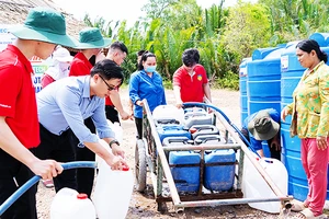 Sinh viên Trường đại học Công nghệ Thành phố Hồ Chí Minh chia sẻ nước ngọt đến người dân tỉnh Tiền Giang. 