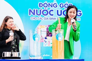 Hoa hậu H’Hen Niê “biến” nước bẩn thành nước sạch bằng gói bột lọc nước P&G Purifier of Water.
