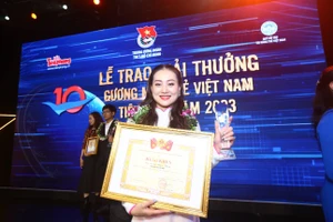 NSƯT Lô Thị Ngọc Thúy trong lễ vinh danh Gương mặt trẻ Việt Nam triển vọng năm 2023.