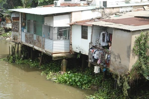 TP Hồ Chí Minh vẫn đang tồn tại hàng chục nghìn căn nhà tạm bợ dọc các tuyến kênh, rạch.