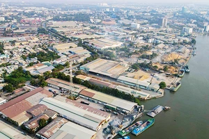 Khu công nghiệp Biên Hòa 1 nằm cạnh sông Đồng Nai. Ảnh: PHƯỚC TUẤN