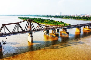 Cầu Long Biên trong nắng sớm. Ảnh: ANH QUÂN