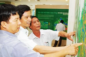 Người dân xem triển lãm quy hoạch Hà Nội đến năm 2030, tầm nhìn 2050. Ảnh: NAM ANH