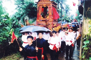 Lễ đón bằng di tích chùa Tri Chỉ năm 2001. Ảnh: VŨ QUANG DŨNG cung cấp