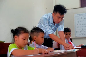 Thầy Lê Thanh Chiến, giáo viên Trường tiểu học xã Song Tử Tây (Trường Sa, Khánh Hòa) tận tâm với nhiệm vụ “trồng người” nơi đảo xa.
