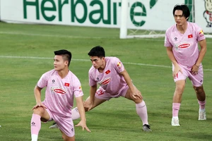 Các cầu thủ Việt Nam tích cực tập luyện cho trận gặp đội tuyển Philippines. Ảnh: KHIẾU MINH