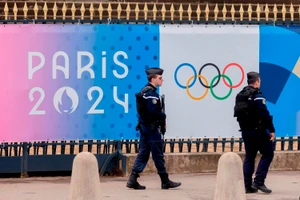 An ninh thắt chặt trước thềm Olympic Paris 2024. Ảnh: LES JOURS