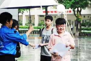 Niềm vui của thí sinh khi hoàn thành kỳ thi vào lớp 10 tại Hà Nội. Ảnh: BẮC SƠN