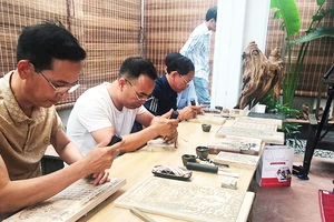 Nghệ nhân làng Thanh Liễu giới thiệu quy trình in mộc bản.