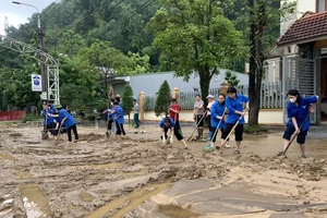 Đoàn viên xã Phương Thiện, thành phố Hà Giang vệ sinh đường phố sau mưa lũ.