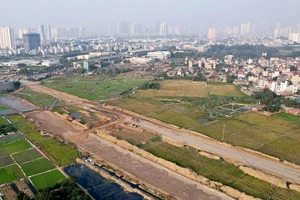 Đoạn nền đường vành đai 4 Thủ đô Hà Nội đã thành hình tại vị trí giao cắt với quốc lộ 6 (giáp bến xe và ga tàu điện Yên Nghĩa).
