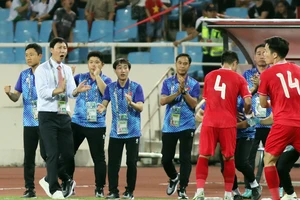 HLV Kim Sang-sik mang đến tinh thần quyết tâm cao cho các cầu thủ. Ảnh: LÊ MINH