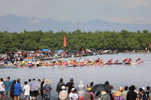Giải đua ghe 7 người được diễn ra trên phá Tam Giang.