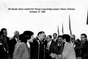 Ông Heydar Alyev (giữa) đến thăm công trình xây dựng cầu Thăng Long năm 1983.