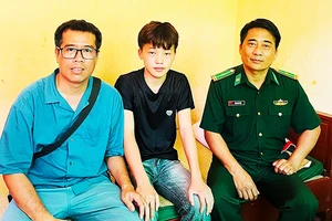 Trung tá - nhà văn Nguyễn Xuân Thủy (ngoài cùng bên trái) và các nhân vật.