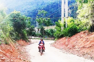 Tuyến đường vào bản Bình Sơn 2 mới được tu sửa sau lũ quét.