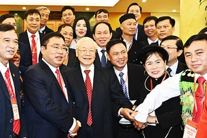 Tổng Bí thư Nguyễn Phú Trọng với các đại biểu dự Hội nghị biểu dương Chủ tịch Mặt trận Tổ quốc cấp xã và Trưởng ban Công tác Mặt trận tiêu biểu toàn quốc, ngày 26/11/2022. Ảnh: ĐĂNG KHOA