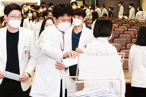 Các bác sĩ cao cấp nộp đơn xin nghỉ việc tại một bệnh viện đa khoa ở Thủ đô Seoul. Ảnh: YONHAP