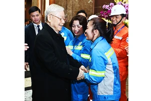 Tổng Bí thư Nguyễn Phú Trọng với công nhân, người lao động thành phố Hà Nội. Ảnh: ĐĂNG KHOA