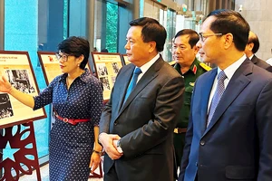 Các đồng chí lãnh đạo và đại biểu tham quan triển lãm tại Hội thảo khoa học "70 năm Hiệp định Geneva về đình chỉ chiến sự ở Việt Nam".