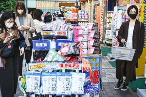 Giá cả leo thang gây thêm khó khăn cho kinh tế Nhật Bản. Ảnh: JAPAN TIMES