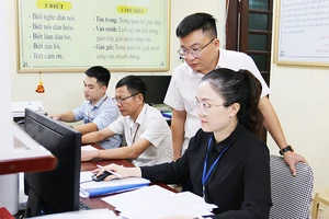 Là cán bộ trẻ được luân chuyển, đồng chí Phạm Tiến Dũng, Bí thư phường Trần Hưng Đạo, TP Phủ Lý luôn sát sao với mọi công việc của phường.